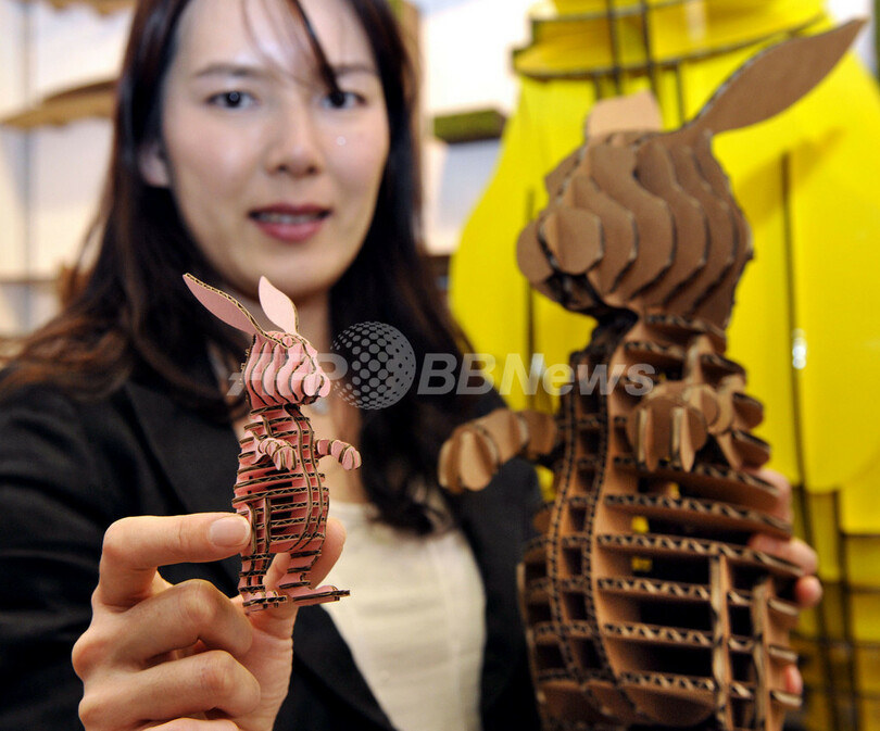 「段ボール」製の人型ロボやウサギ、都内ギフトショーに登場