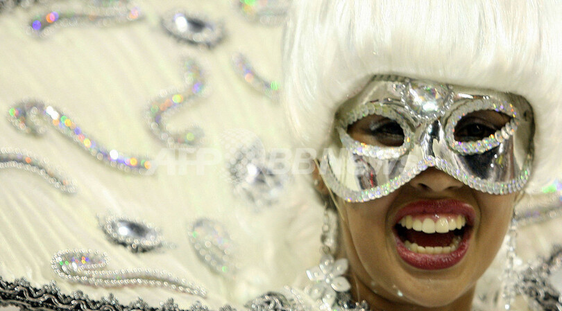 ブラジル・リオのカーニバル、一夜目から興奮は最高潮