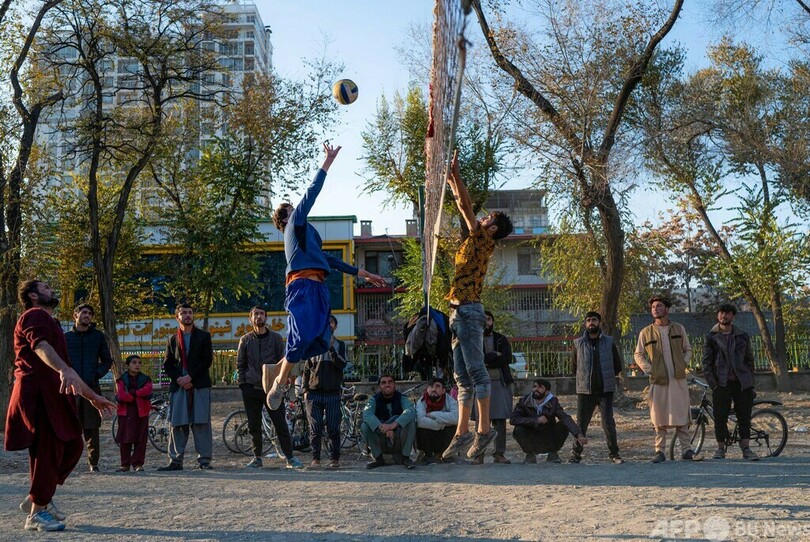 公園でバレーボール アフガン首都