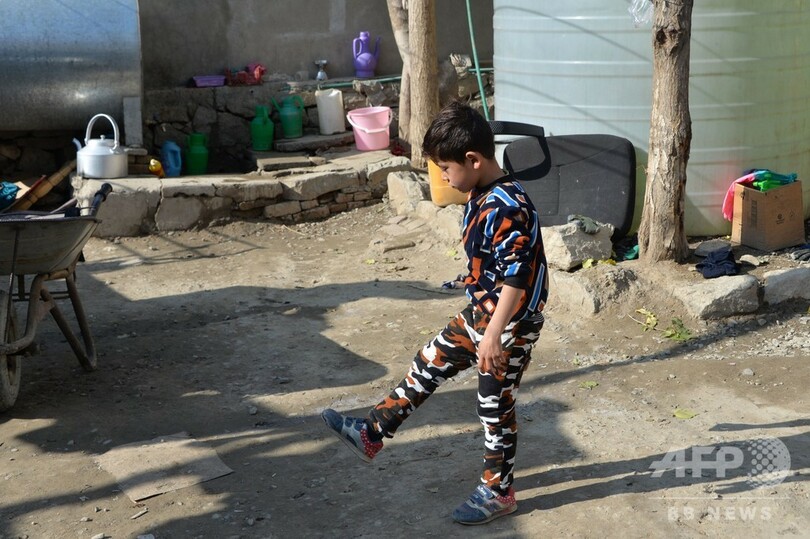 夢から悪夢へ…アフガンの「小さなメッシ」、タリバンに追われ避難民に