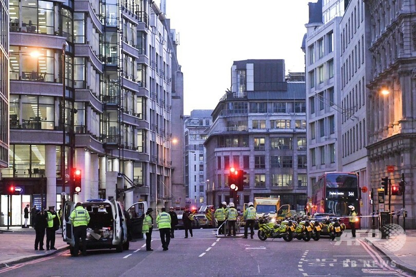 ロンドン刃物襲撃事件、容疑者取り押さえた市民らに称賛集まる