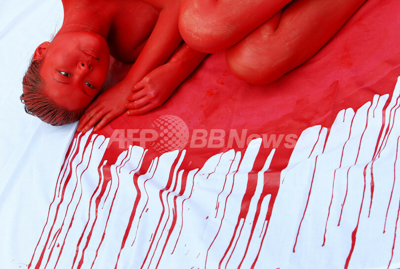 オーストラリアの反捕鯨活動団体、血の「日の丸」になって抗議活動