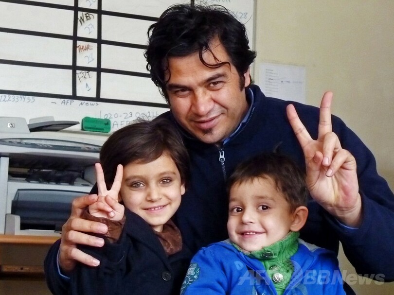 タリバン襲撃で犠牲のAFP記者葬儀に数百人、アフガニスタン