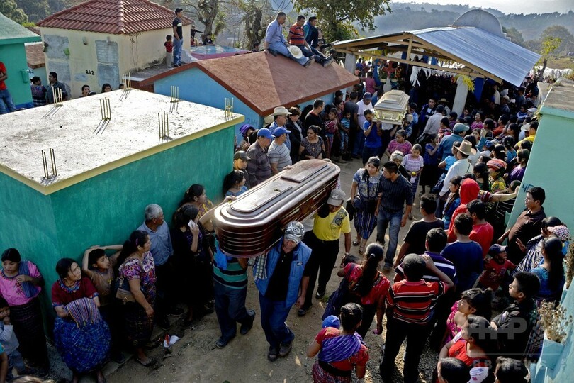 男の子2人の誘拐殺人事件 葬儀に数千人参列 グアテマラ