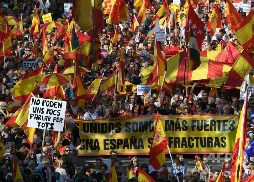カタルーニャで独立反対派がデモ 支持派に対抗