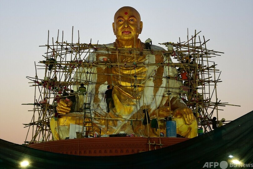 【今日の1枚】生誕100年祝い巨大な像 インド