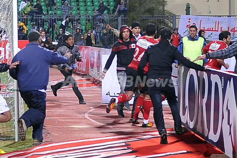 サッカー試合で暴動、74人死亡 1000人負傷か エジプト