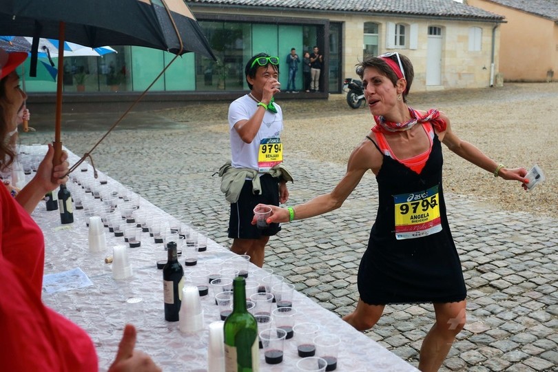 仏シャトー巡りマラソン 給水所ではワインを提供 写真枚 国際ニュース Afpbb News