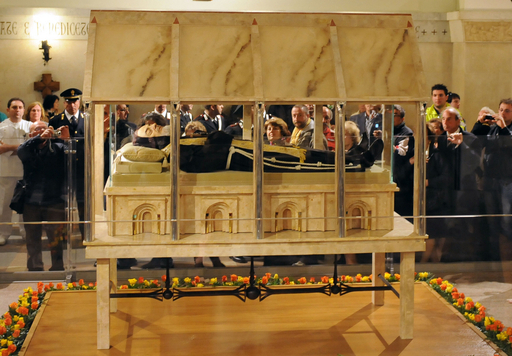 カトリック聖人ピオ神父の遺体初公開 写真14枚 国際ニュース：AFPBB News