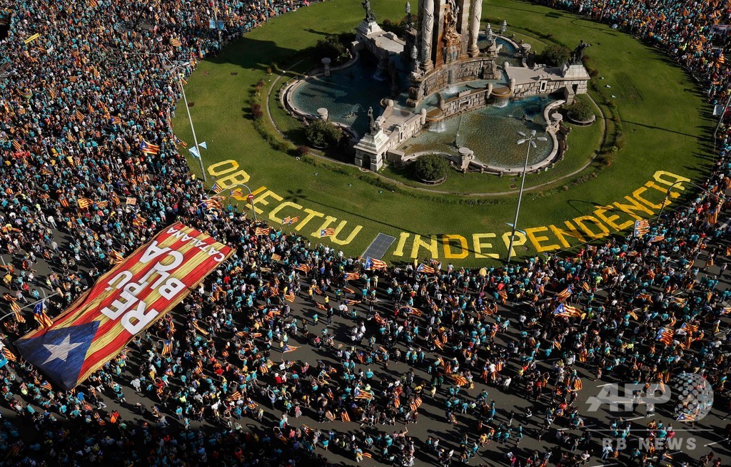 カタルーニャ独立派デモ、参加者減で60万人 スペイン