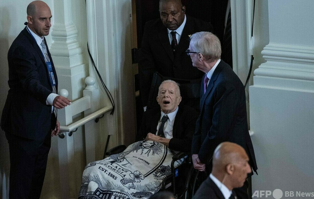 99歳カーター元米大統領、妻ロザリン夫人を追悼 写真28枚 国際ニュース