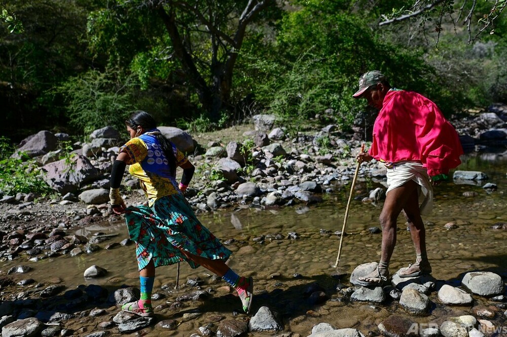 セール 画像あり メキシコで50kmの山岳マラソン開催 スカート姿 タイヤで作ったサンダルを