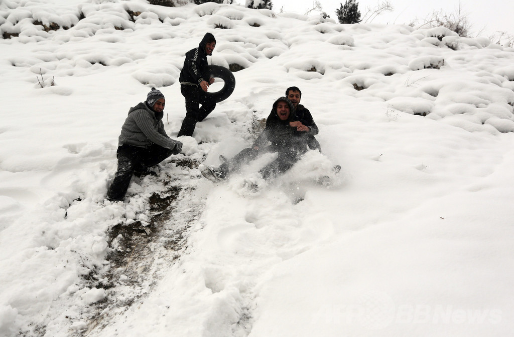 雪で遊ぶ若者たち、50年ぶり大雪のイラン北部