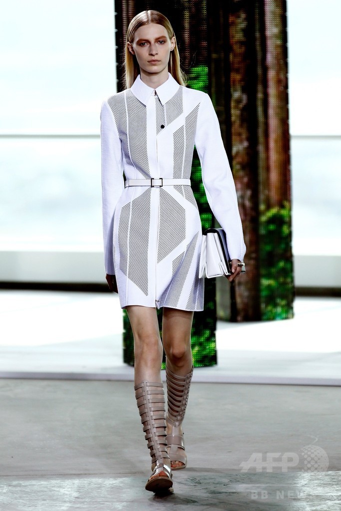 マスキュリンなシャツドレスに注目、「ボス」15年春夏