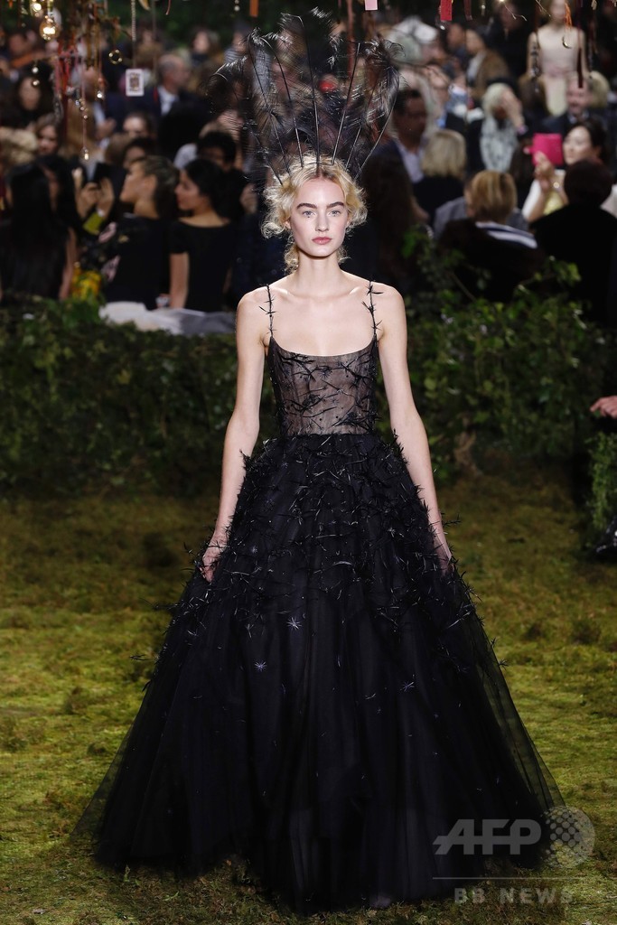 キウリによる初の「ディオール」オートクチュール、ファッション界から称賛