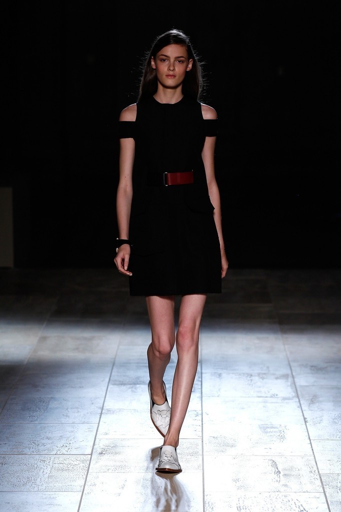 ベルトとポケットでアクセント、「ヴィクトリア ベッカム」15年春夏