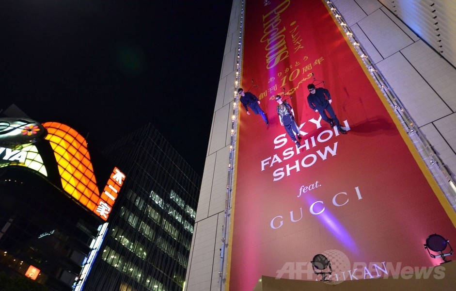 ビル壁面で「垂直ファッションショー」、東京・銀座
