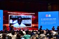 ビデオを通して受賞のスピーチをするガーナ・ジャストコミット財団の代表者（2020年9月28日撮影）。(c)Xinhua News