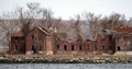 ニューヨーク（New York）のハート島（Hart Island）にある廃虚（2014年3月27日撮影）。(c)AFP/Don Emmert