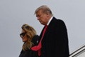 米大統領専用機「エアフォースワン」でメリーランド州のアンドリュース空軍基地に到着したドナルド・トランプ大統領（右）と妻のメラニア氏（2020年12月31日撮影）。(c) ANDREW CABALLERO-REYNOLDS / AFP