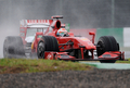 09F1第15戦日本GP（%%Japanese Grand Prix 2009%%）フリー走行2回目。5周を走行し15番手となるベストラップ1分49秒553を記録したフェラーリ（%%Ferrari%%）のジャンカルロ・フィジケラ（%%Giancarlo Fisichella%%）。（2009年10月2日撮影）(c)AFP/Toru YAMANAKA