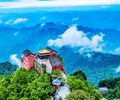 雲がかかった武当山（2020年6月15日撮影）。(c)CNS/趙広亮