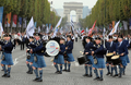 2007年9月23日、パリのシャンゼリゼ（Champs-Elysees）通りで行われたケルト文化のためのブルターニュ祭（Breizh Touch）のパレードでパフォーマンスをする英国ホールトン空軍基地（UK Royal Air Force Halton）のバンド。(c)AFP/PIERRE VERDY
