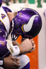 09NFLプレーオフ、ナショナル・カンファレンス（NFC）決勝、ニューオーリンズ・セインツ（%%New Orleans Saints%%）対ミネソタ・バイキングス（%%Minnesota Vikings%%）。試合はセインツが31-28で勝利し、チーム創設以来初のスーパーボウル進出を決めた。写真はベンチで落胆するバイキングスのブレット・ファーヴ（%%Brett Favre%%）。（2010年1月24日撮影）(c)AFP/Getty Images/Ronald Martinez