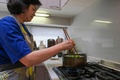 東京五輪選手村の公募メニューコンテストで選ばれた「アスリートそうめん」を作る西村陽子さん（2021年7月12日撮影）。(c)Kazuhiro NOGI / AFP