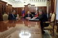ロシア・モスクワの大統領府で行われた会議で、ウラジーミル・プーチン大統領（中央）と言葉を交わす、セルゲイ・ショイグ国防相（右）とセルゲイ・ラブロフ外相（左、2016年12月29日撮影）。(c)AFP/Sputnik/Michael Klimentyev