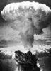 長崎に投下された原子爆弾によって立ち上るきのこ雲（1945年8月9日撮影）。(c)AFP/INP