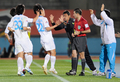 サッカーAFCチャンピオンズリーグ2009（%%AFC Champions League 2009%%）1次リーグH組、川崎フロンターレ（%%Kawasaki Frontale%%）対浦項スティーラース（%%Pohang Steelers%%）。試合は0-2で川崎が敗れ、同組2位での決勝トーナメント進出となった。勝った浦項が同組1位で決勝トーナメントに進んだ。写真は前半12分に先制ゴールを決めてセルジオ・ファリアス（%%Sergio Ricardo De Pavia Farias%%）監督（右3）と喜ぶ浦項の盧炳俊（%%No Byung-Jun%%、ノ･ビョンジュン、左3）。（2009年5月19日撮影）(c)AFP/Toru YAMANAKA