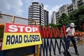 インド・ニューデリー郊外のノイダで通行止めにされた爆破解体予定の超高層住宅「ツインタワーズ」近くの道（2022年8月26日撮影）。(c)Money SHARMA / AFP