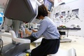 手術ロボットを体験（2018年8月15日撮影）。(c)CNS/富田