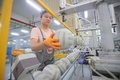 江蘇省の淮安市にある頂碁運動用品（淮安）の工場で、五輪大会用のサッカーボールを作る従業員（2024年7月18日撮影、資料写真）。(c)People’s Daily/王昊
