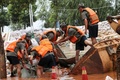 中国・江西省九江で、ハ陽湖付近に応急堤防を築く兵士ら（2020年7月14日撮影）。(c)STR / AFP