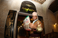中東らしいバザールの情緒にあふれる、カタールの首都ドーハ（Doha）の目抜き通りスーク・ワキーフ（Souq Waqif）。イラン料理店前で案内するウエイター（2012年7月2日撮影）。(c)AFP