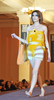 アルメニアの首都エレバン（Yerevan）で開催されたエレバン・ファッション・ウィーク（Yerevan Fashion Week）で発表された地元デザイナーの13年春夏コレクション（2012年5月25日撮影)。(c)AFP/KAREN MINASYAN
