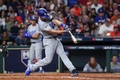 17MLBワールドシリーズ（7回戦制）第4戦、ヒューストン・アストロズ対ロサンゼルス・ドジャース。7回に同点の適時打を放つロサンゼルス・ドジャースのローガン・フォーサイス（2017年10月28日撮影）。(c)AFP/Getty Images/Tom Pennington