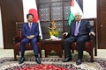 パレスチナ自治区ヨルダン川西岸ラマラで会談する安倍晋三首相（左）とパレスチナ自治政府のマフムード・アッバス議長（2018年5月1日撮影）。(c)AFP PHOTO / POOL / Majdi Mohammed