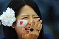 女子サッカーW杯ドイツ大会（FIFA Women&apos;s World Cup 2011）は17日、フランクフルト（Frankfurt）で決勝が行われ、日本は2度の劣勢を跳ね返し、2-2の末に迎えたPK戦で米国を3-1で下して初優勝を飾った。

試合開始を待つ日本のサポーター（2011年7月17日撮影）。(c)AFP/JOHANNES EISELE