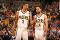 12-13NBAは14日、カンファレンス準決勝（7回戦制）が行われ、インディアナ・ペイサーズ（Indiana Pacers）は93-82でニューヨーク・ニックス（New York Knicks）に勝利し、対戦成績を3勝1敗とした。

言葉を交わすインディアナ・ペイサーズのD.J.オーガスティン（D.J. Augustin、右）とジョージ・ヒル（George Hill、2013年5月14日撮影）。(c)AFP/Getty Images/NBAE/Nathaniel S. Butler