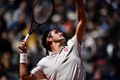 全仏オープンテニス、男子シングルス準決勝。サーブトスを上げるロジャー・フェデラー（2019年6月7日撮影）。(c)Martin BUREAU / AFP