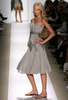 2007年9月7日、米ニューヨーク市内で開かれたジェイ メンデル（J Mendel）の08年春夏コレクションに登場したモデルのターニャ・ディアヒリヴァ（Tanya Dziahileva）。(c)AFP/Getty Images Fernanda Calfat