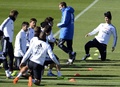 バルデベバス（Valdebebas）のトレーニング施設で練習に臨むクリスティアーノ・ロナウド（Cristiano Ronaldo、右）らレアル・マドリード（Real Madrid）の選手（2013年11月22日撮影）。(c)AFP/GERARD JULIEN