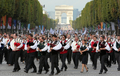 2007年9月23日、パリのシャンゼリゼ通り（Champs-Elysees）通りのブルターニュ祭（Breizh Touch）のパレードでパフォーマンスをするケルト音楽のミュージシャンら。(c)AFP/PIERRE VERDY