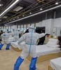 一緒に太極拳をする看護師と患者（2020年2月17日撮影）。(c)CNS
