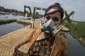 インドネシア・ジャワ島西部ランチャエケックで開催された環境破壊を告発するファッションショー（2015年3月23日撮影）。(c)AFP/ROMEO GACAD