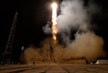 カザフスタンのバイコヌール（Baikonur）宇宙基地から打ち上げられる宇宙船ソユーズ「TMA-10M」（2013年9月26日撮影）。(c)AFP/VASILY MAXIMOV
