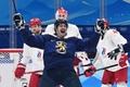 北京冬季五輪、アイスホッケー男子決勝、フィンランド対ロシア五輪委員会（ROC）。得点を決めて喜ぶフィンランドのハンネス・ビョルニネン（中央、2022年2月20日撮影）。(c)ANTHONY WALLACE / AFP